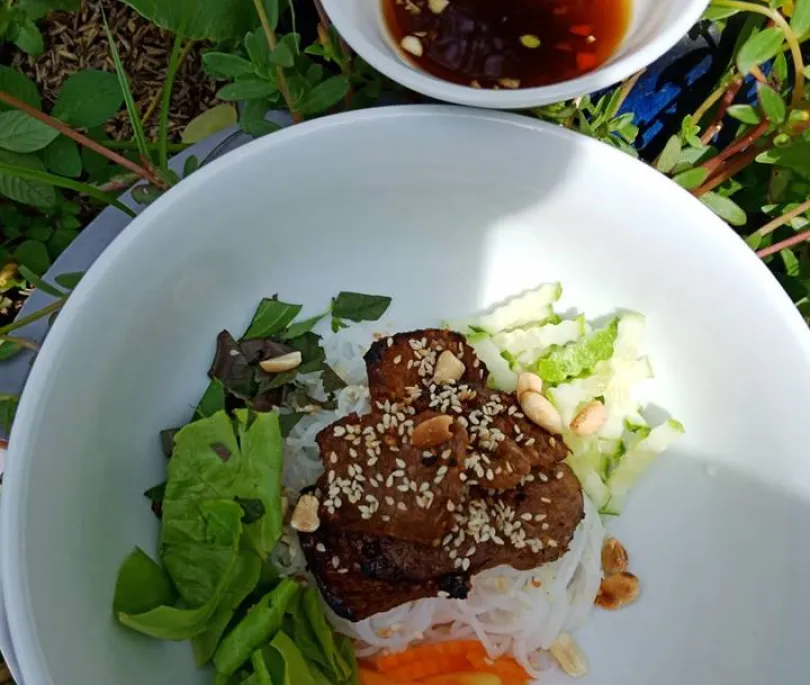 bbq vegies meat with ginger  lemongrass on  fresh rice noodle