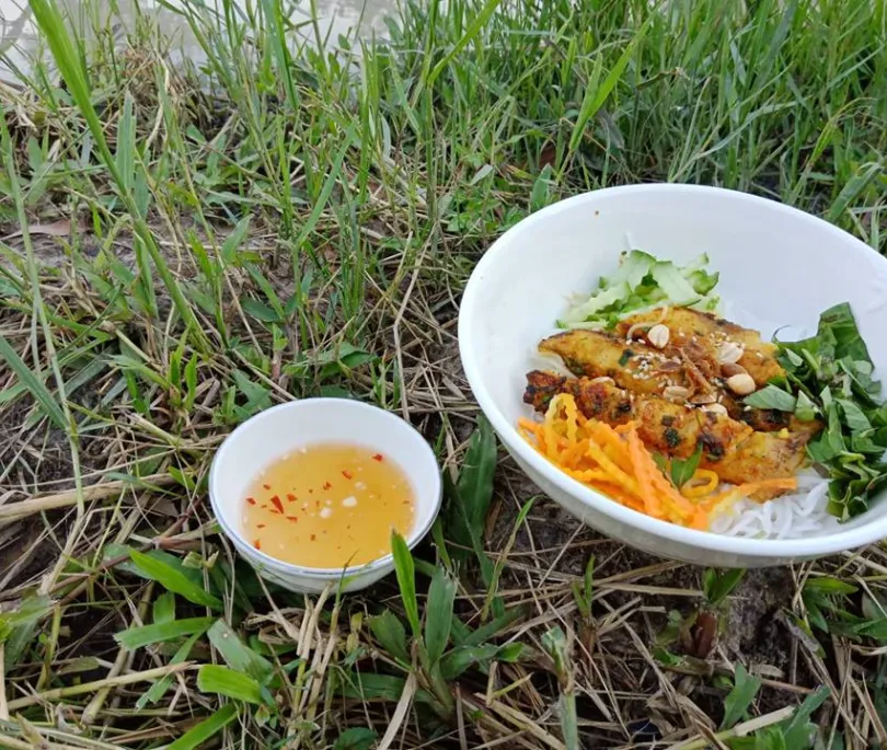 BBQ Fish with curry on the fresh rice Noodle