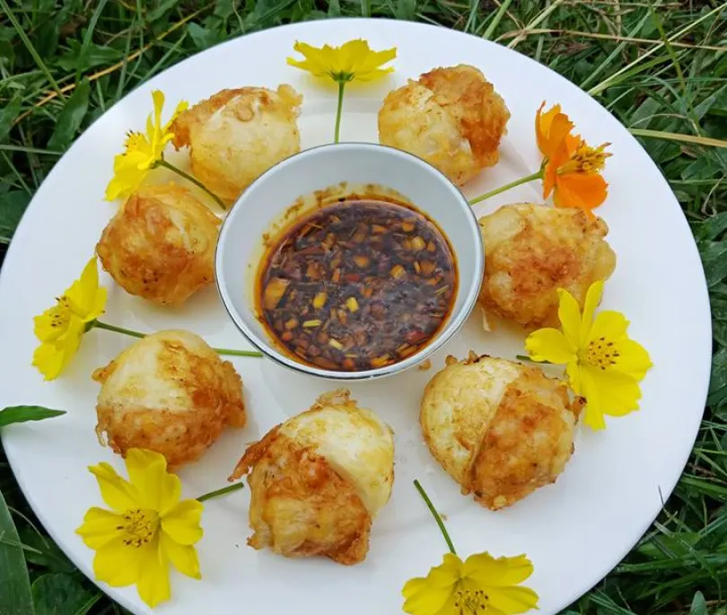 Egg stuffed with Prawn serve special Sauce