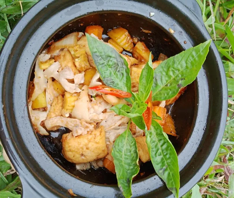 Stew Tofu with Ginger , Lemongrass in Claypot
