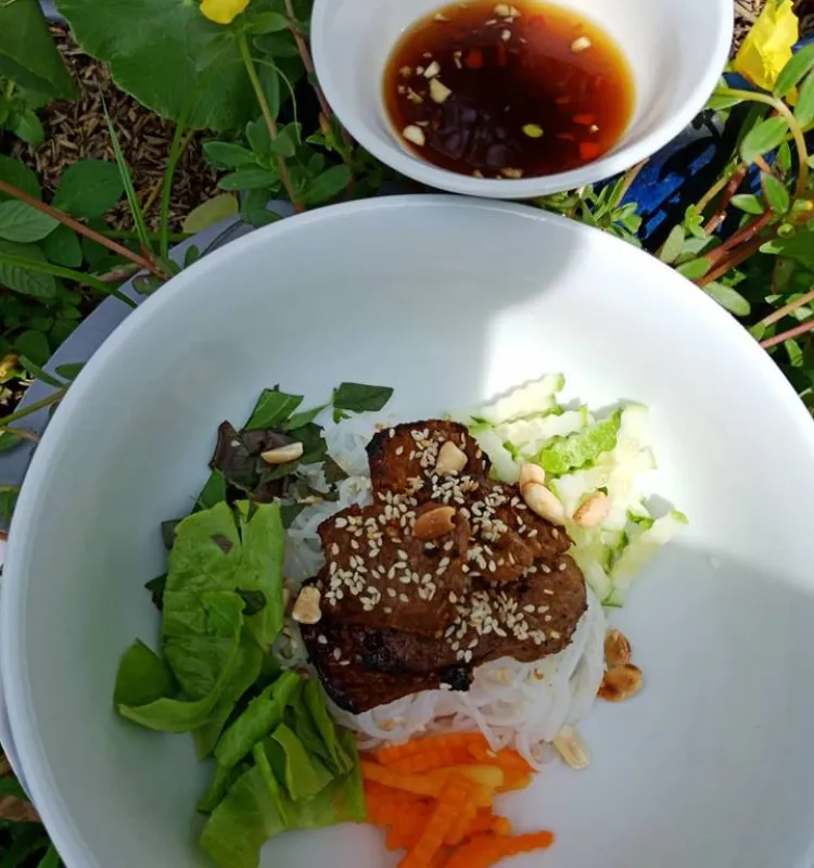 bbq vegies meat with ginger  lemongrass on  fresh rice noodle