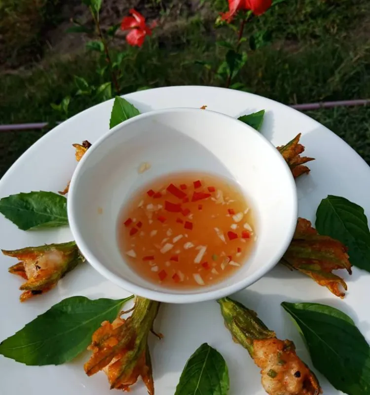 Pumpkin flower stuffed with Prawn