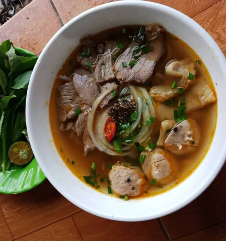 Combination Spicy beef Noodle Soup
