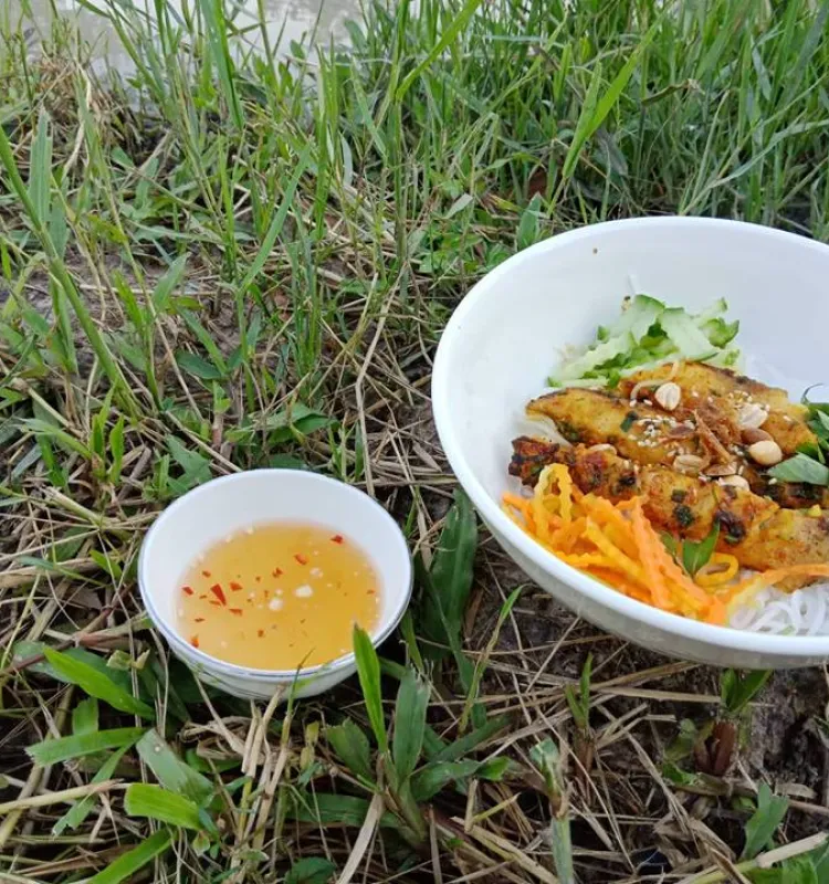 BBQ Fish with curry on the fresh rice Noodle