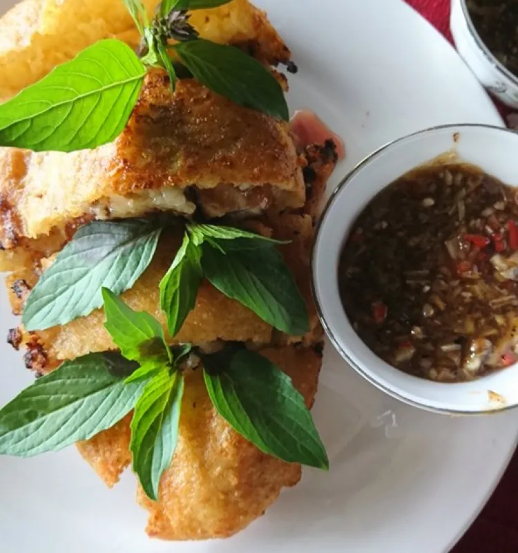 Crispy Sticky rice stuffed with Roasted chicken Dui Ga Bo Xoi