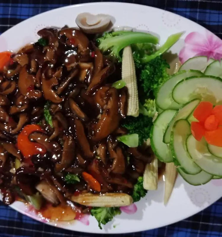 Steam Vegetables with shitake and Mushroom sauce