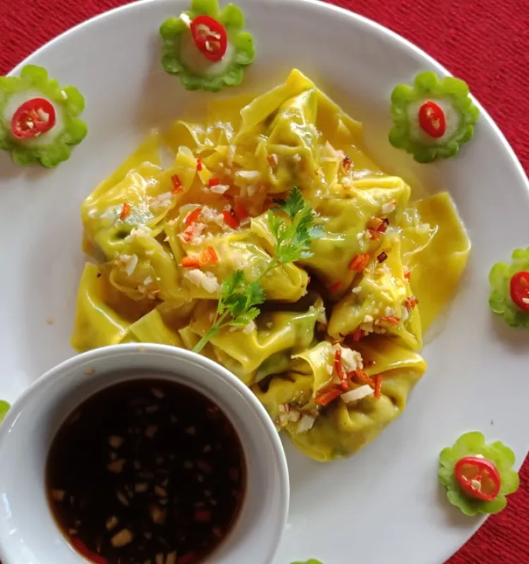 Steam Wonton with Vegetables and Garlic sauce