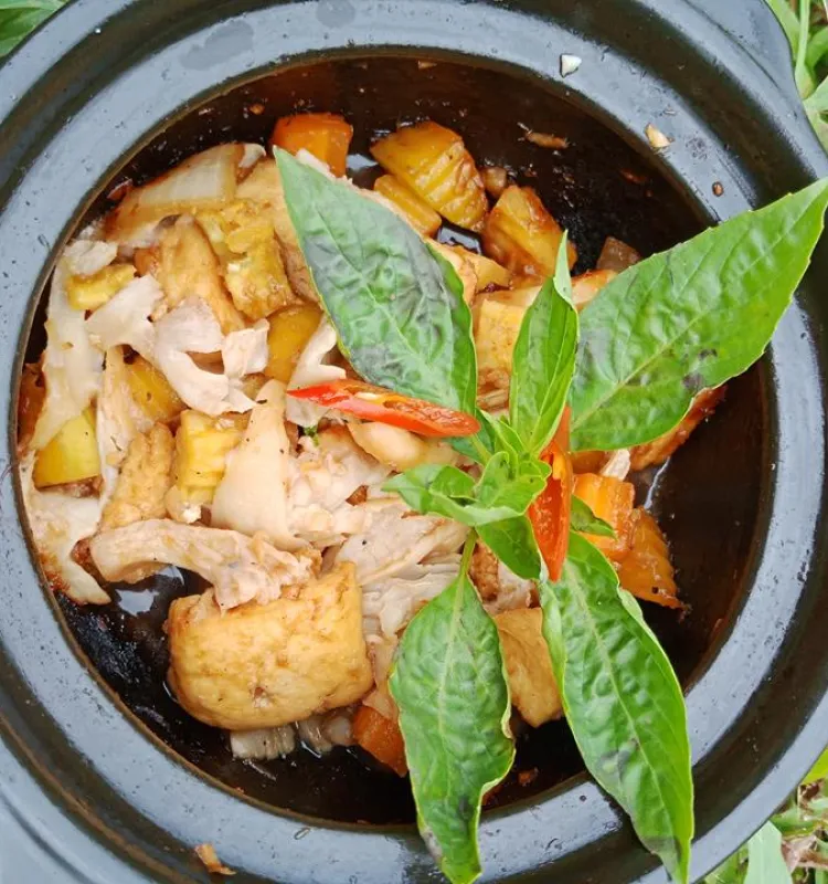 Stew Tofu with Ginger , Lemongrass in Claypot